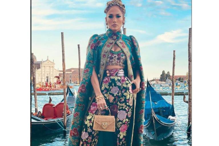 JLo deslumbra en Venecia con Dolce &amp; Gabbana