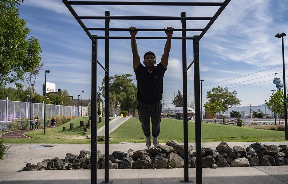 $!Yusef Vargas, acude a la Utopia de Teotongo para hacer ejercicio.