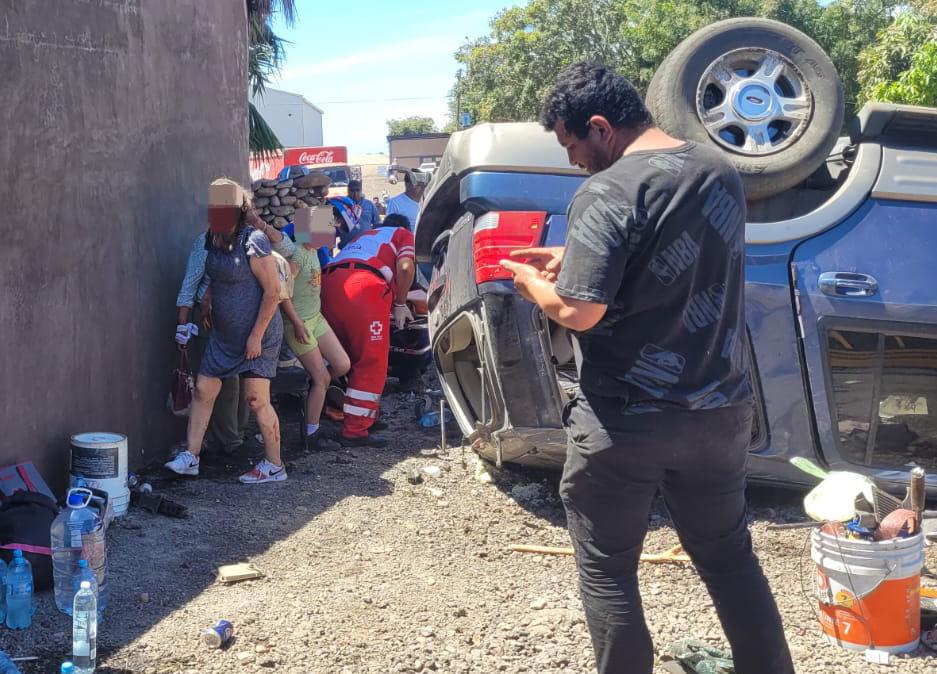 $!Volcadura en la autopista Mazatlán-Culiacán deja seis heridos a la altura de Elota
