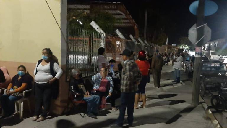 En Escuinapa, familiares de adultos mayores ‘velan’ para lograr las primeras fichas de la vacuna contra el Covid-19