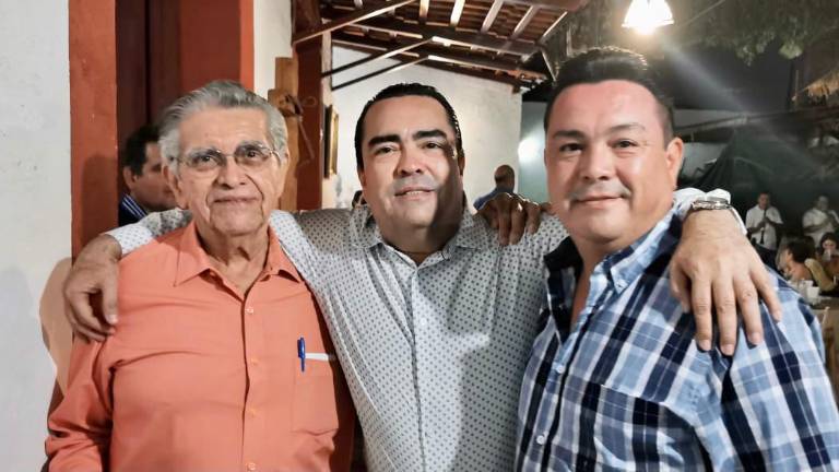 Festejan a Eduardo Niebla Álvarez con fiesta sorpresa