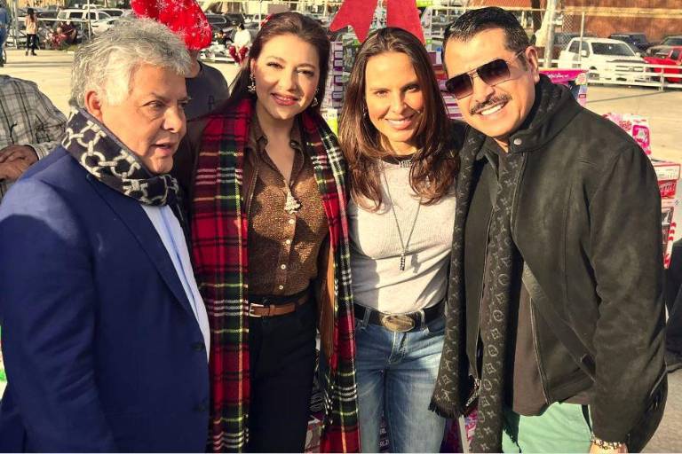 Se convierte Kate del Castillo en ‘Santa Claus’ reparte juguetes en California