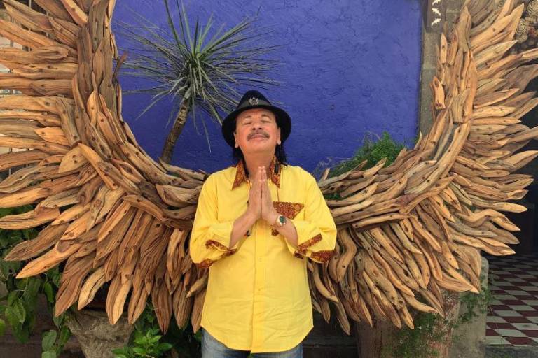 Reaparece Carlos Santana en Guadalajara tras desmayo que tuvo en concierto