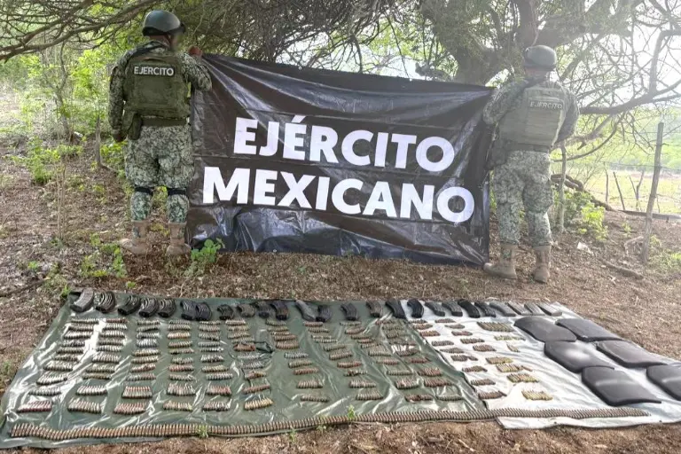 Armamento táctico, explosivos y municiones asegurados por las fuerzas federales en el sur de Sinaloa.