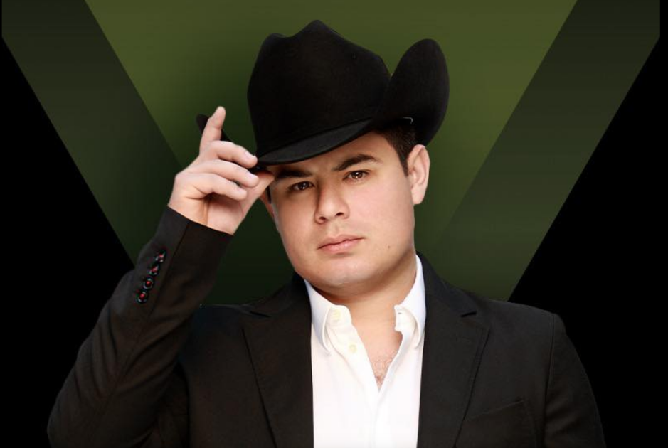 Cumple Alfredo Olivas su promesa, envía camión de agua y alimentos a