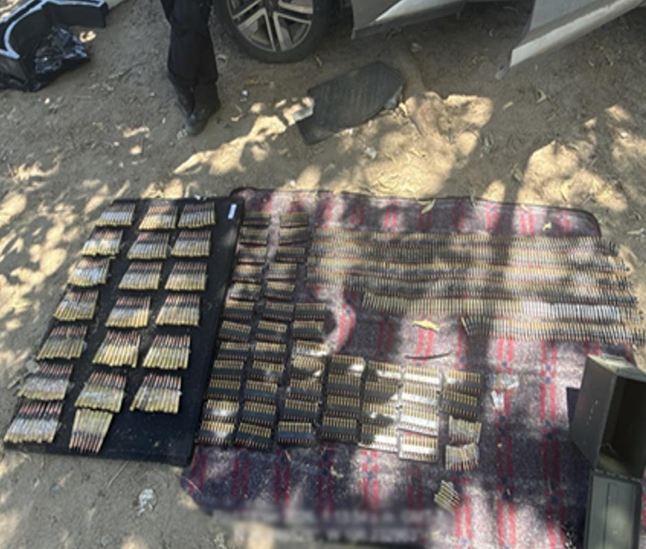$!Aseguran 818 cartuchos dentro de una camioneta abandonada en Las Salvias, Mazatlán
