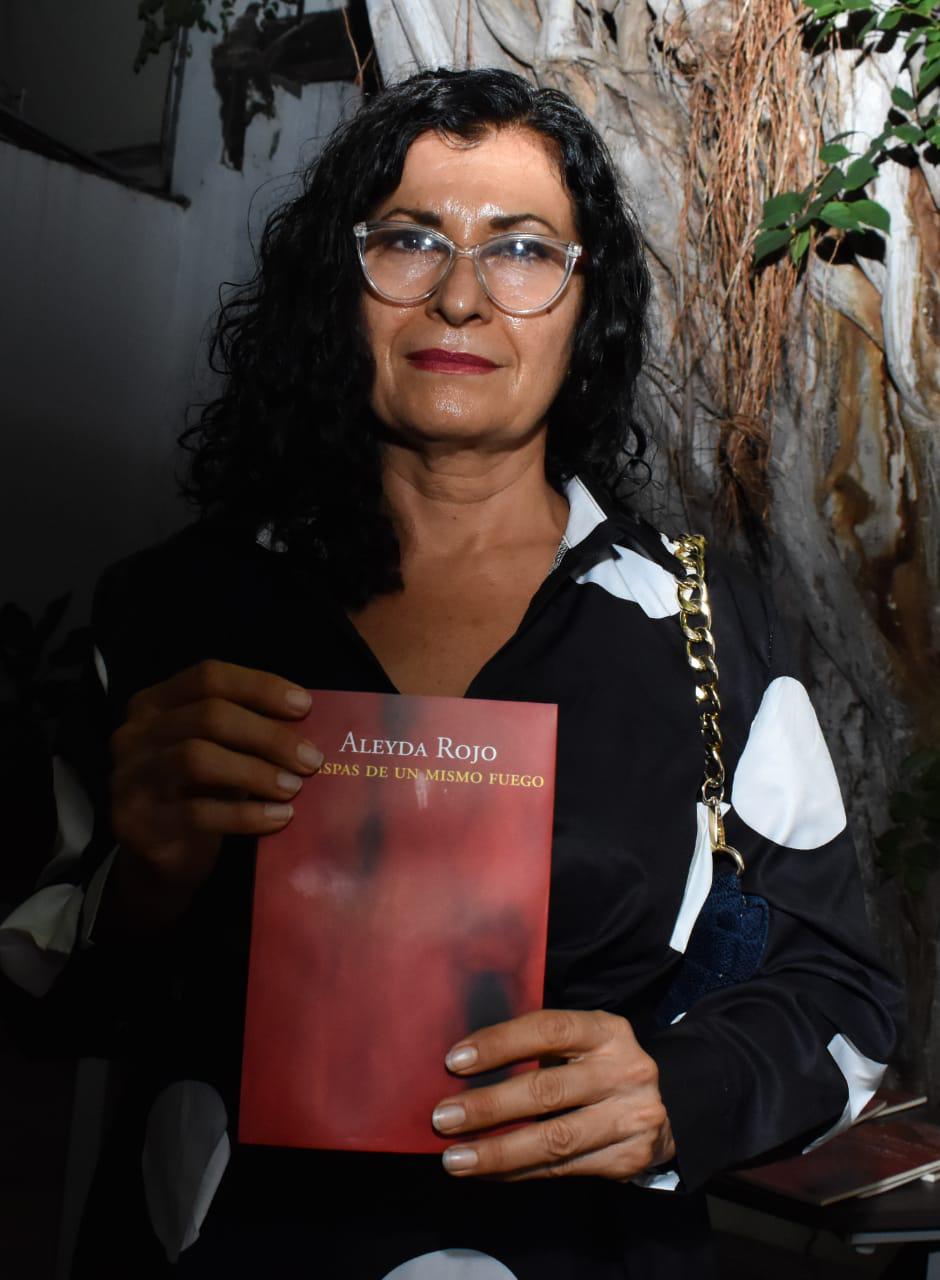 $!La escritora Aleyda Rojo con su nuevo libro.
