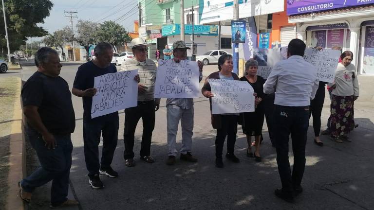 Los vecinos del Andador Enrique Mora Andrade del Infonavit Jabalíes bloquearon la Avenida Santa Rosa la mañana de este miércoles. El Alcalde acude a dialogar con ellos.
