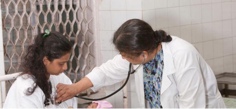 $!Un doctor examina a una madre con VIH y su bebé recién nacido en India.