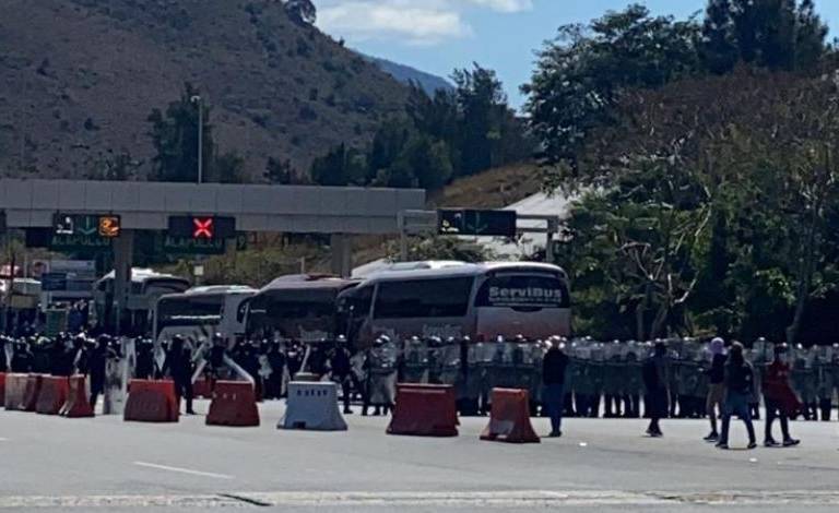 Se enfrentan alumnos de Ayotzinapa y Guardia Nacional en Chilpancingo [VIDEOS]