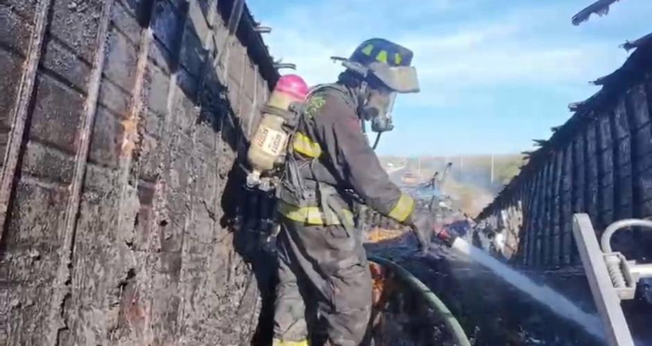 $!Cierran por hora y media la Mazatlán-Culiacán por incendio de tráiler cerca de Mármol