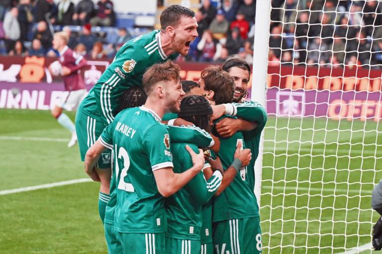 El Liverpool mantiene el pleno de penalti y sobre la bocina