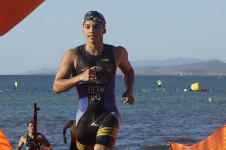 Eduardo Beltrán, estudiante de la UAS, logra el séptimo lugar en Triatlón La Paz