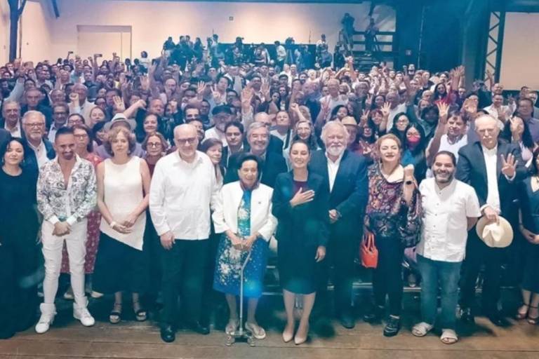 Sheinbaum recibe apoyo de 900 intelectuales, artistas y hasta de su madre