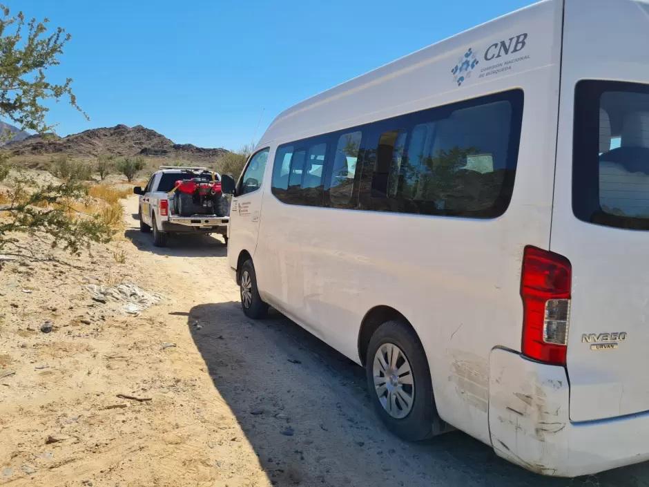 $!Camioneta Nissan Urvan comprada a sobreprecio por la Comisión Estatal de Búsqueda de Personas, durante operativo de búsqueda en San Felipe, donde sufrió daños en la defensa posterior al transitar por caminos arenosos.
