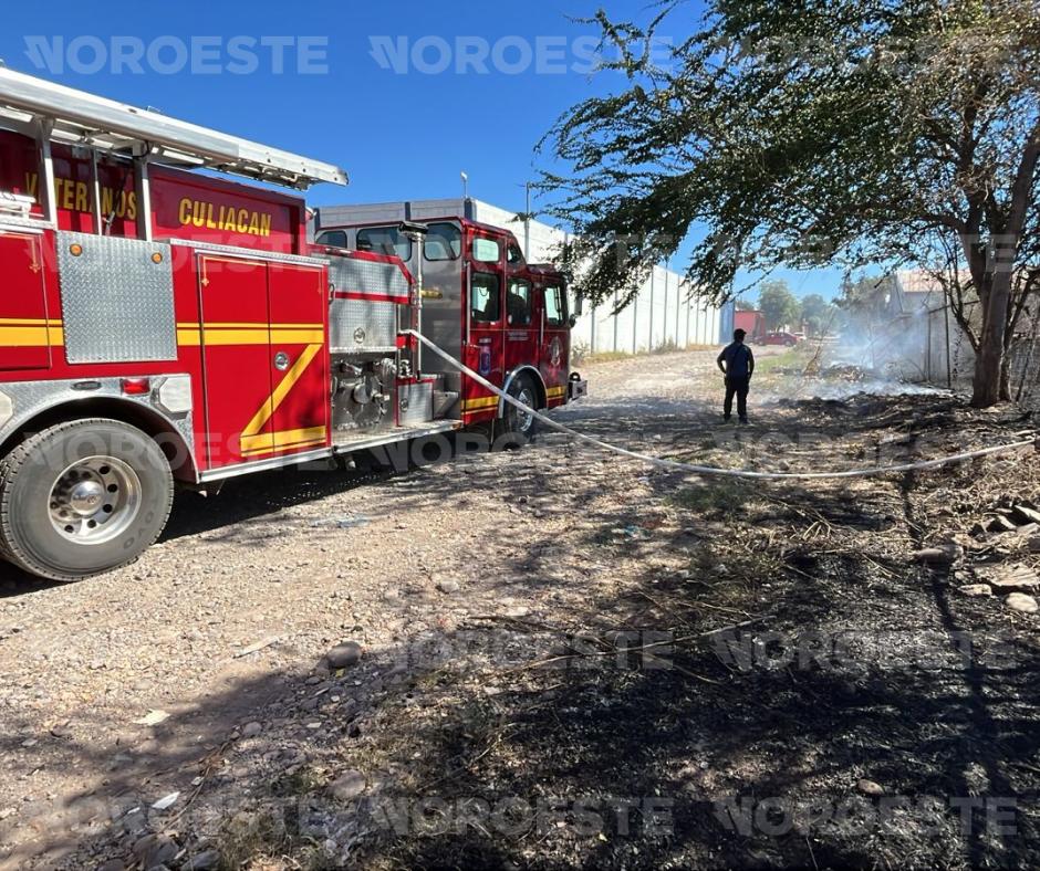 $!Llamas consumen 20 vehículos en un yonke de la 21 de Marzo, en Culiacán