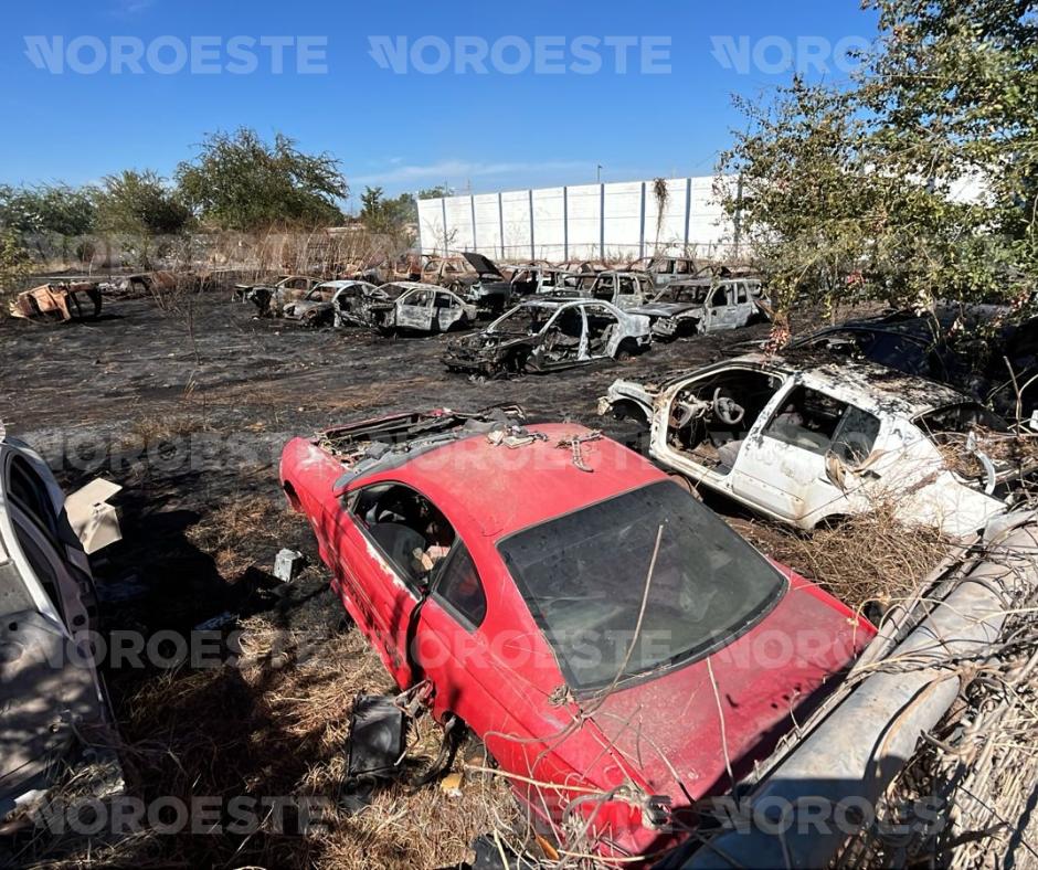$!Llamas consumen 20 vehículos en un yonke de la 21 de Marzo, en Culiacán