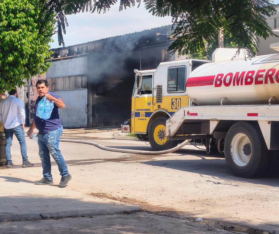 $!Fuerte incendio en bodega de papas y fertilizantes moviliza a cuerpos de auxilio en el sector Las Fuentes de Los Mochis
