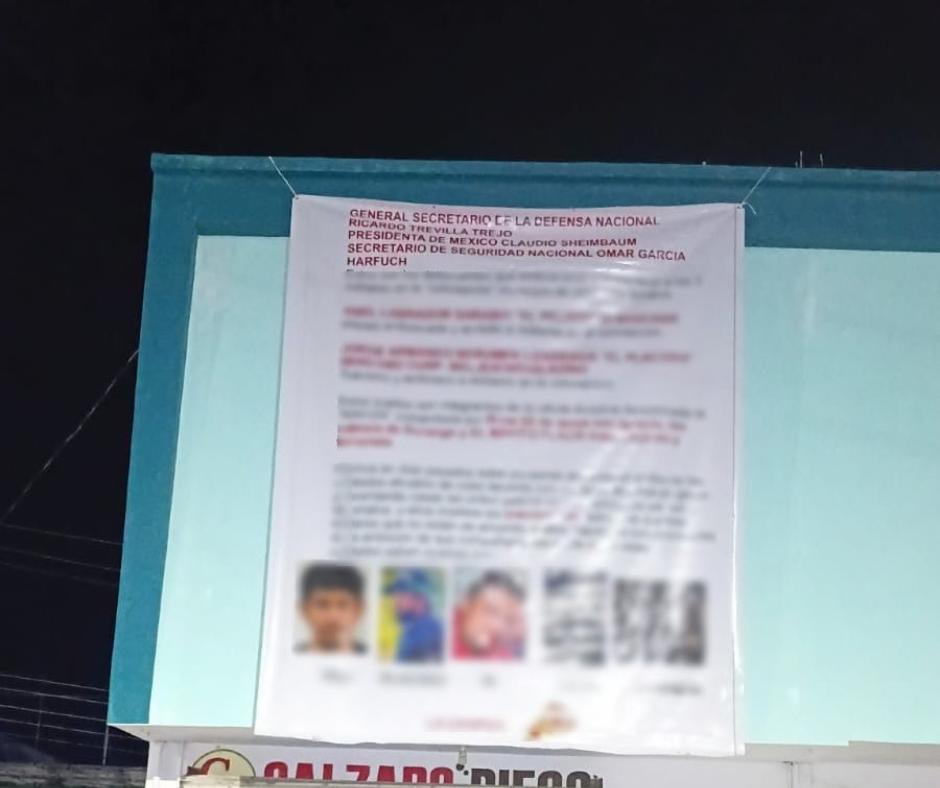 $!Colocan manta atribuida a grupos criminales en iglesia San Francisco de Asís, frente a Palacio de Gobierno de Escuinapa