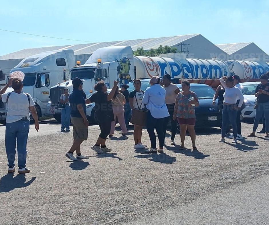 $!Familiares de internos del penal de Mazatlán bloquean la México 15 por falta de información oficial