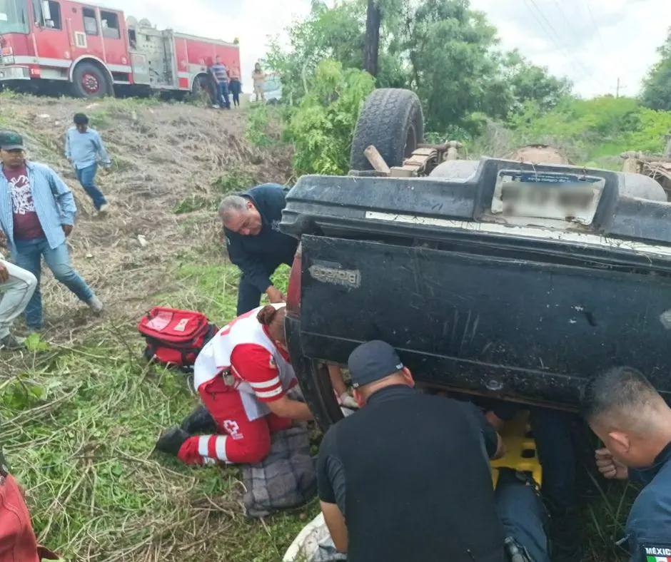 $!Accidente en Rosario: vuelca camioneta en carretera a Agua Verde y deja cuatro lesionados