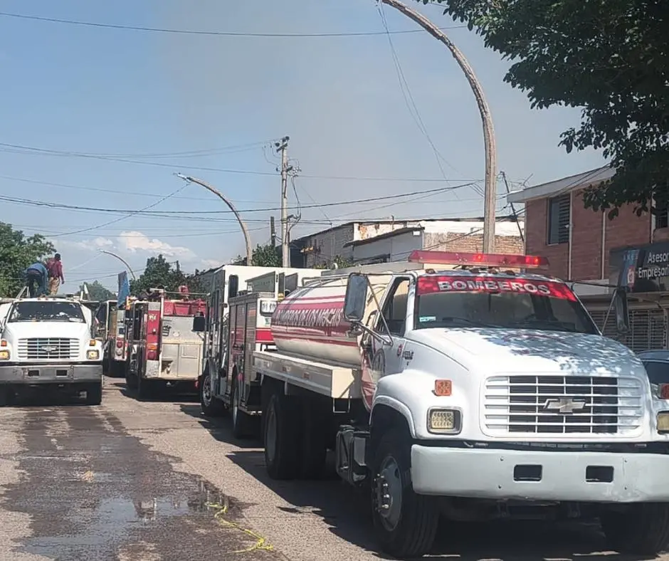 $!Fuerte incendio en bodega de papas y fertilizantes moviliza a cuerpos de auxilio en el sector Las Fuentes de Los Mochis