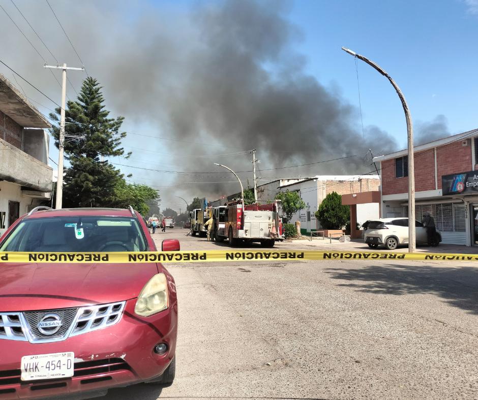 $!Fuerte incendio en bodega de papas y fertilizantes moviliza a cuerpos de auxilio en el sector Las Fuentes de Los Mochis