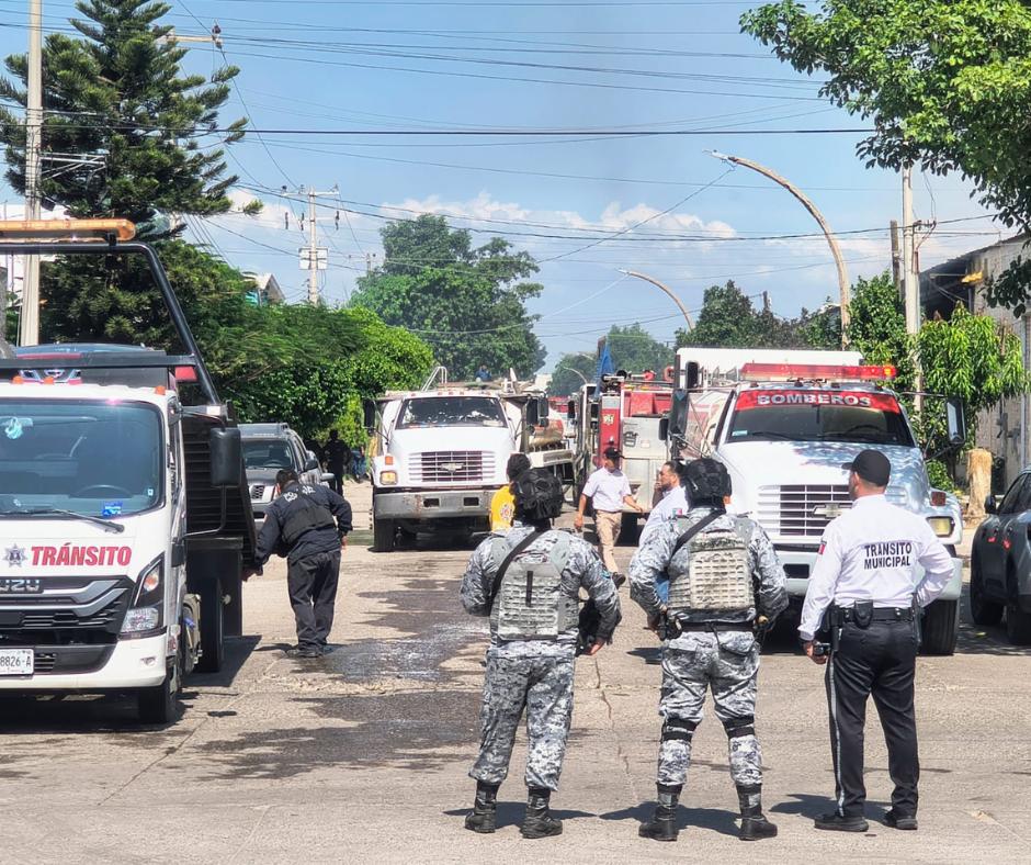 $!Fuerte incendio en bodega de papas y fertilizantes moviliza a cuerpos de auxilio en el sector Las Fuentes de Los Mochis