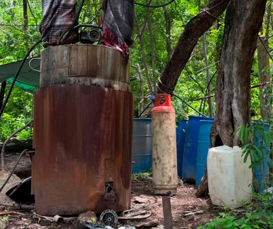 $!Desmantelan dos laboratorios clandestinos de metanfetamina en Culiacán; Ejército asegura miles de litros de químicos