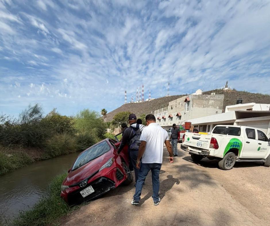 $!¡A segundos de caer al canal! Auto pone en riesgo abastecimiento de agua en Los Mochis
