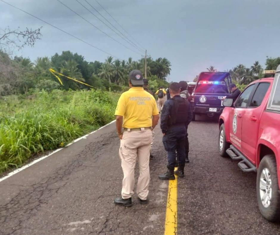 $!Muere joven mujer tras ser arrollada en la carretera Escuinapa-Teacapán; su hija de 7 años sobrevivió lesionada