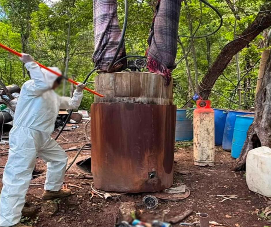 $!Desmantelan dos laboratorios clandestinos de metanfetamina en Culiacán; Ejército asegura miles de litros de químicos