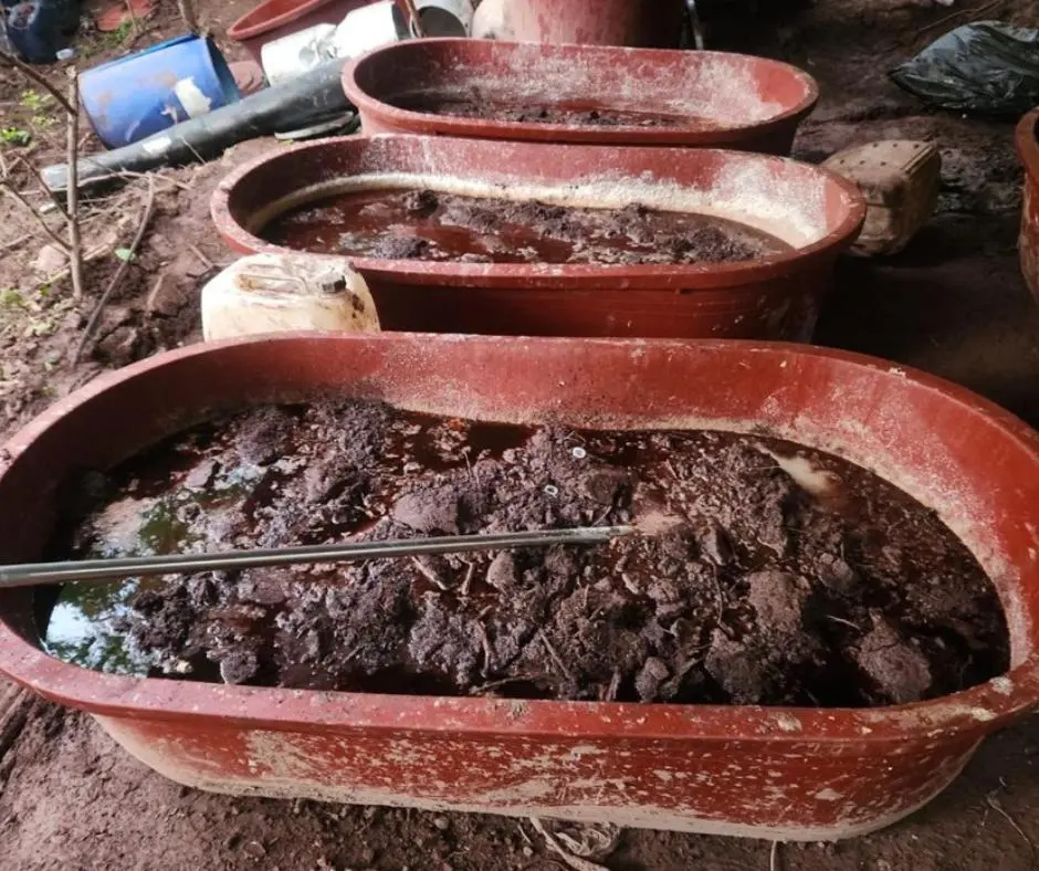 $!Desmantelan dos laboratorios clandestinos de metanfetamina en Culiacán; Ejército asegura miles de litros de químicos