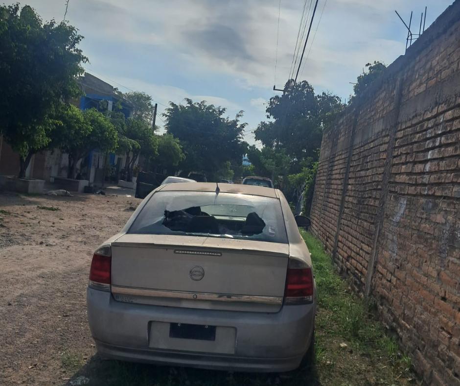 $!Presunto enfrentamiento armado deja nueve vehículos dañados en la colonia Gabriel Leyva, en Escuinapa