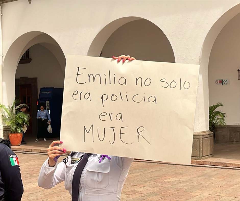 $!‘Nos falta Emilia’: agentes policiales de Culiacán se manifiestan exigiendo justicia por su compañera asesinada
