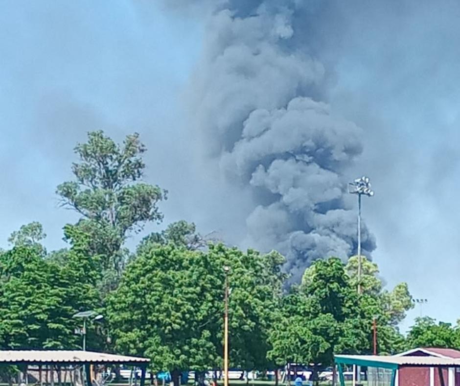 $!Fuerte incendio en bodega de papas y fertilizantes moviliza a cuerpos de auxilio en el sector Las Fuentes de Los Mochis