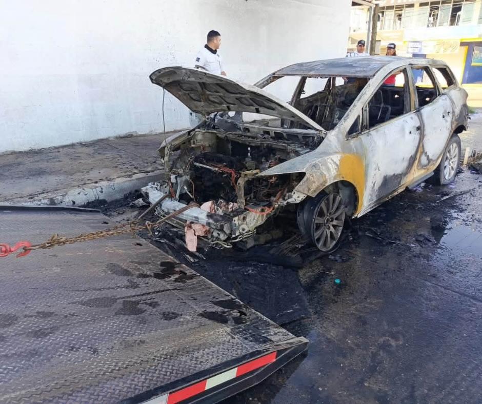 $!Falla en el motor provoca incendio de vagoneta en el sector Cuauhtémoc, en Los Mochis