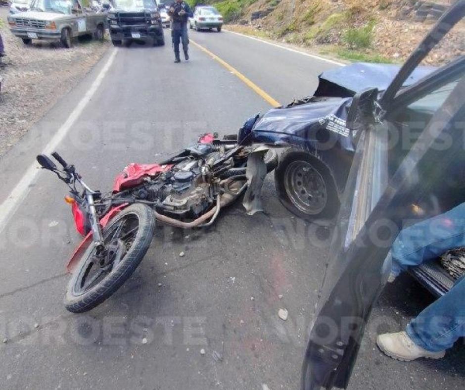 $!Motociclistas resultan heridos tras choque con camioneta en Chilillos, Rosario