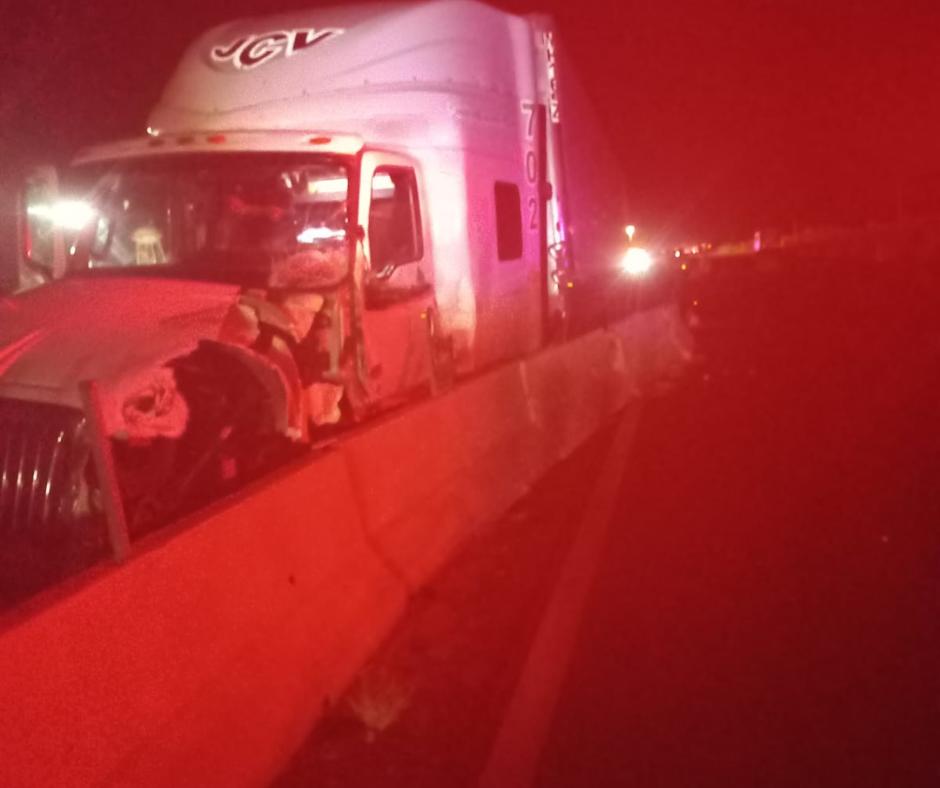 $!Vuelca camioneta tras choque con tráiler sobre la carretera México 15, en Guasave