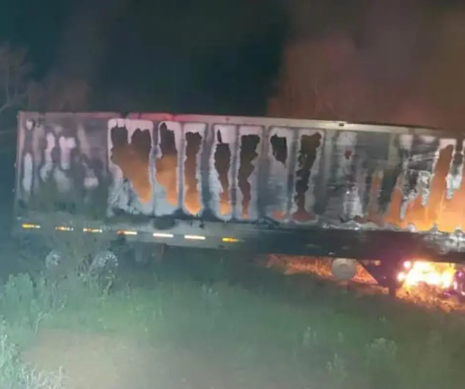$!Conductor queda prensado tras choque de grúa y tráiler en la Tepic-Mazatlán, en Rosario