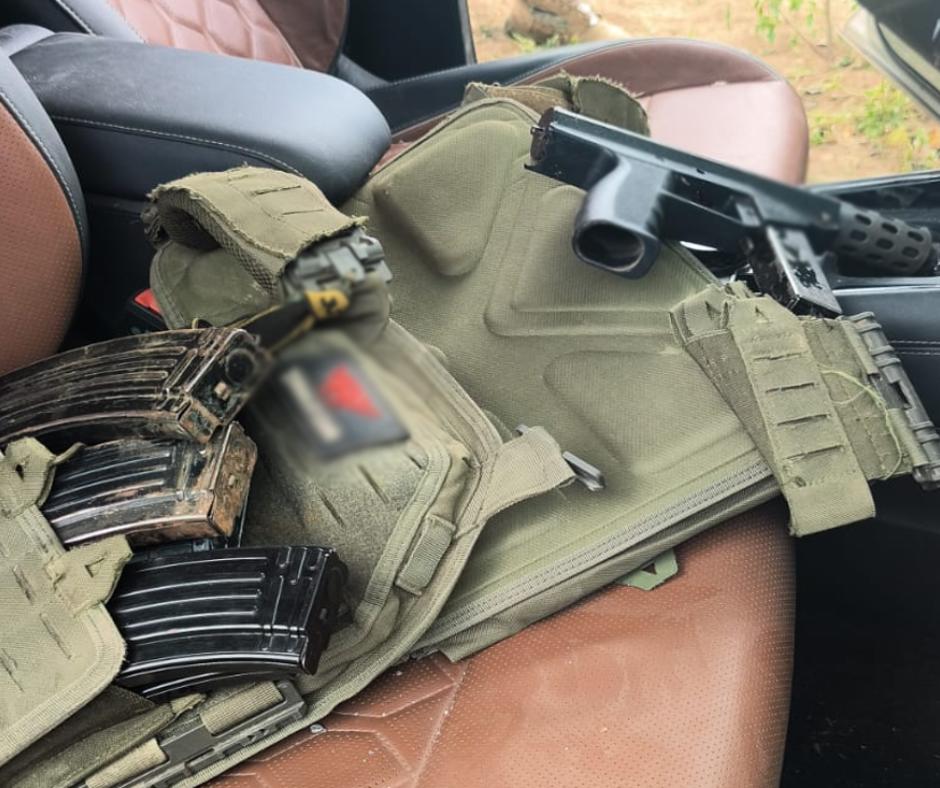 $!Aseguran armas, explosivos y vehículo baleado durante operativos en Mazatlán