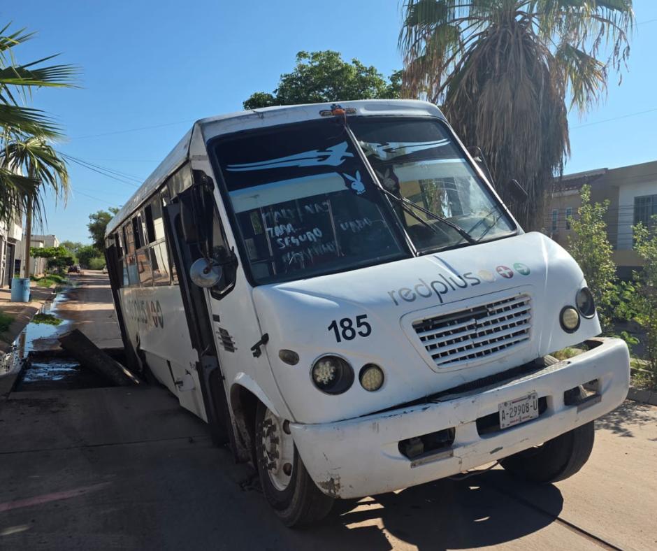 $!Camión urbano cae en socavón en Los Mochis; cierran bulevar Suecia