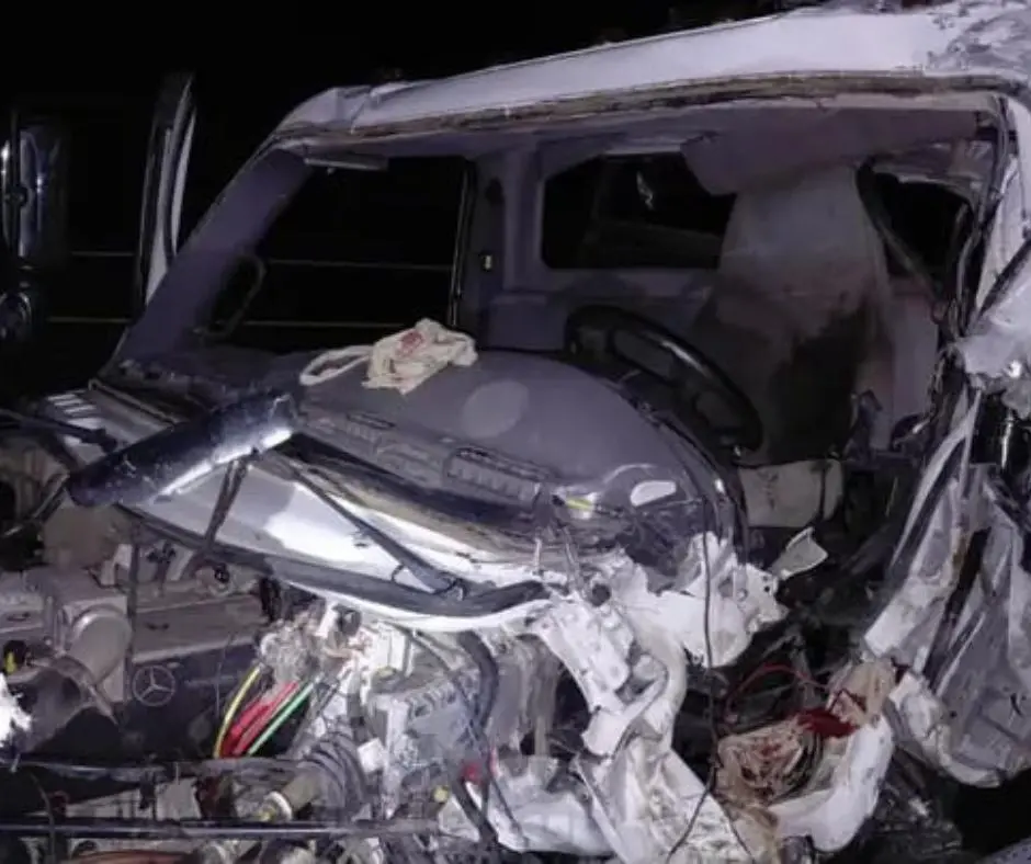 $!Conductor queda prensado tras choque de grúa y tráiler en la Tepic-Mazatlán, en Rosario