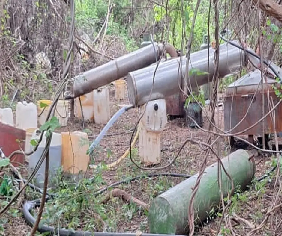 $!Ejército desmantela tres áreas para producir metanfetamina en Cosalá; decomisan químicos y equipo