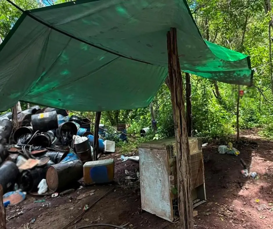$!Desmantelan dos laboratorios clandestinos de metanfetamina en Culiacán; Ejército asegura miles de litros de químicos