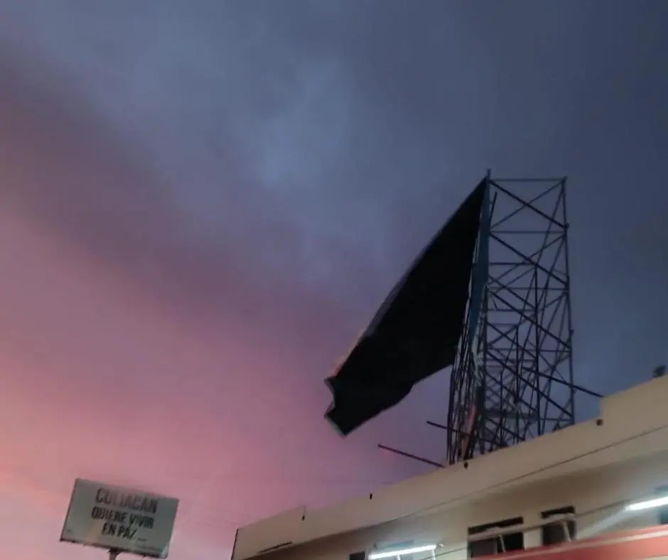 $!Reporta Protección Civil 10 incidentes y un cortocircuito tras lluvia y viento este miércoles en Culiacán