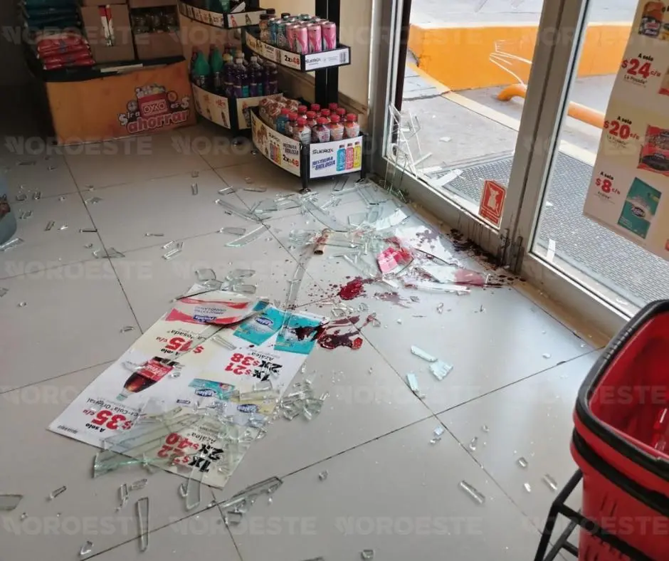 $!Intentan asaltar tienda de conveniencia en Culiacán; uno de los presuntos ladrones resulta herido