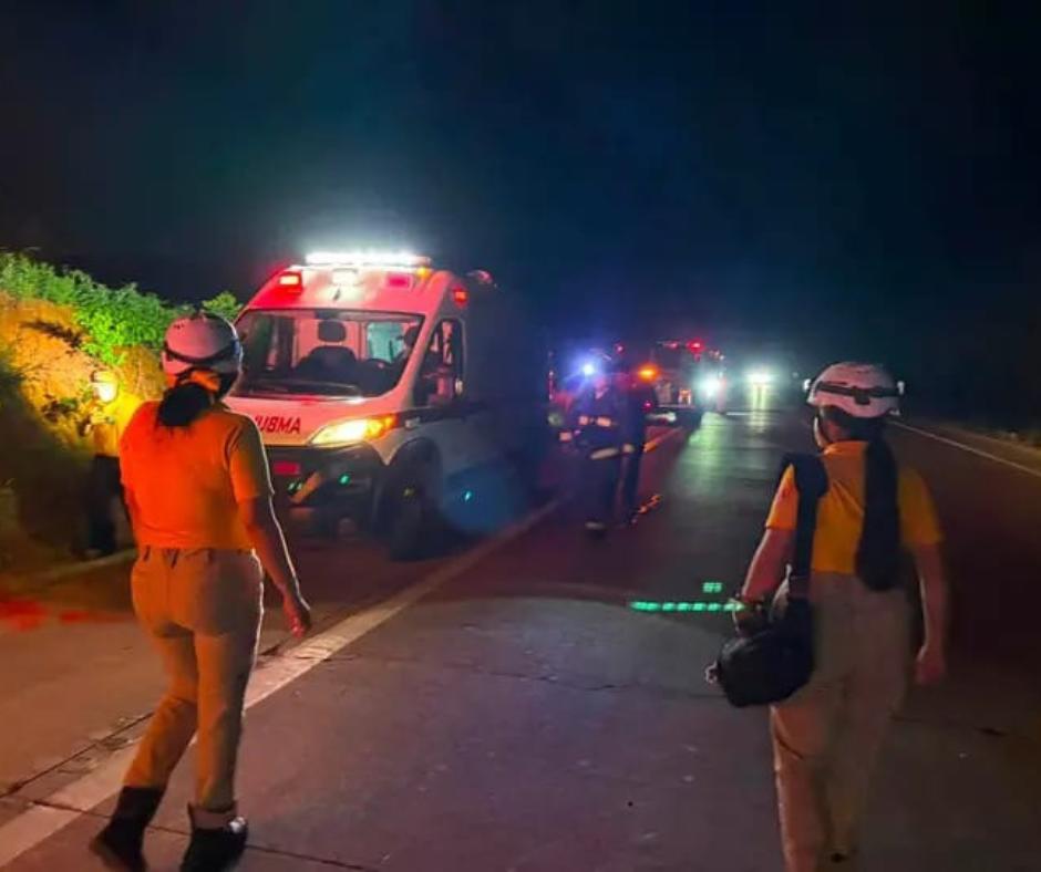 $!Conductor queda prensado tras choque de grúa y tráiler en la Tepic-Mazatlán, en Rosario