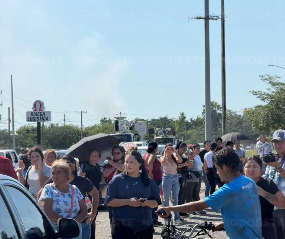 $!Familiares de internos del penal de Mazatlán bloquean la México 15 por falta de información oficial