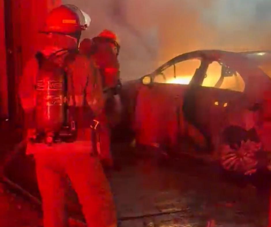 $!Incendio de auto eléctrico en Los Mochis termina en pérdida total